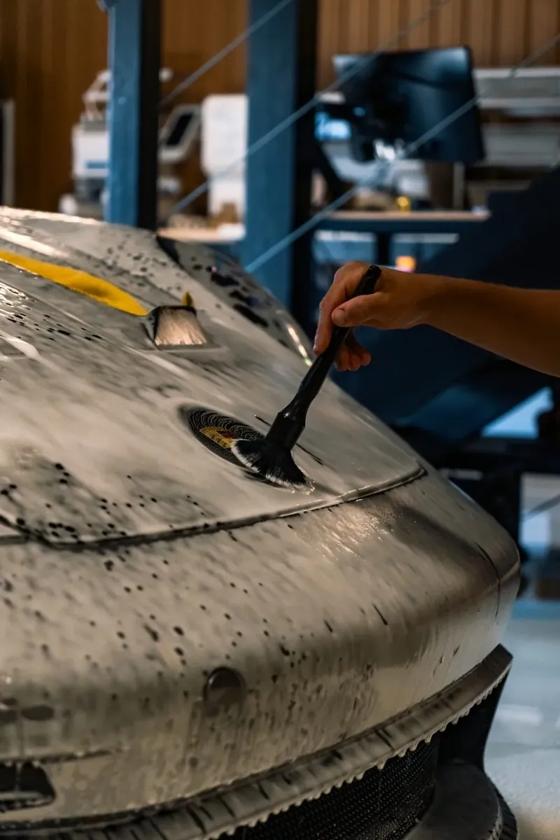 Application du scellant à la main — GT3 RS